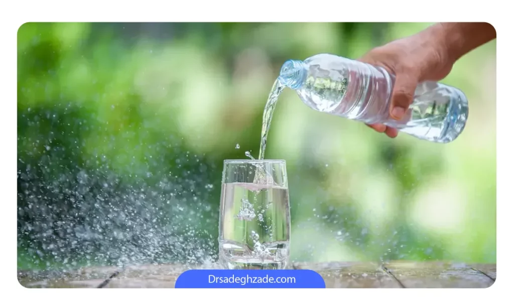 نوشیدن آب معدنی برای درمان سنگ کلیه